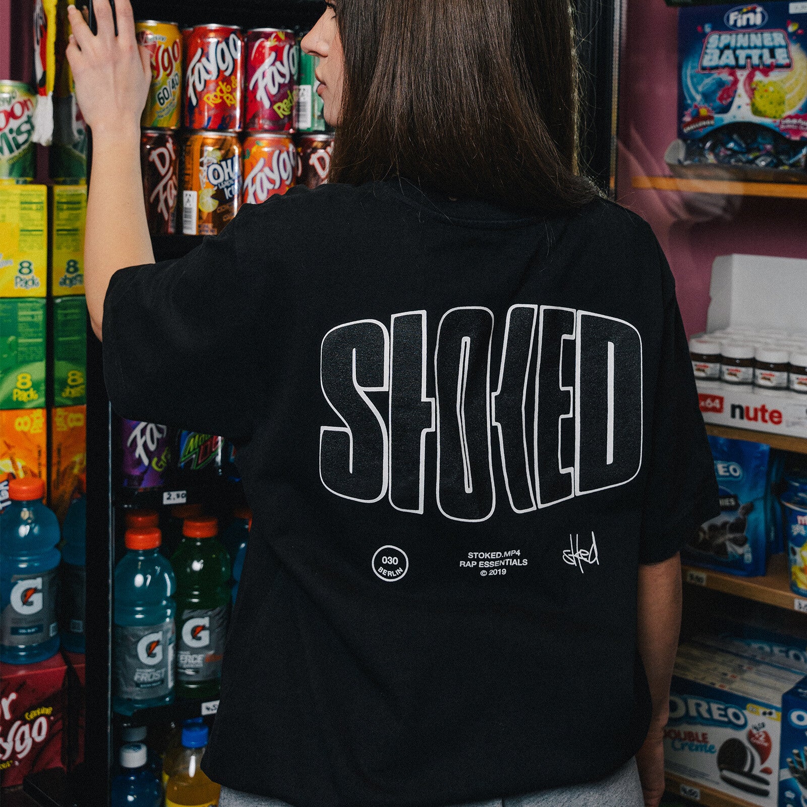 https://images.bravado.de/prod/product-assets/stoked/stoked/products/513745/web/531122/image-thumb__531122__3000x3000_original/STOKED_Basic-Shirt-Black_Capsule-Collection_s513745_o6502578_a531122_v13086842.4b7c5dcb.jpg