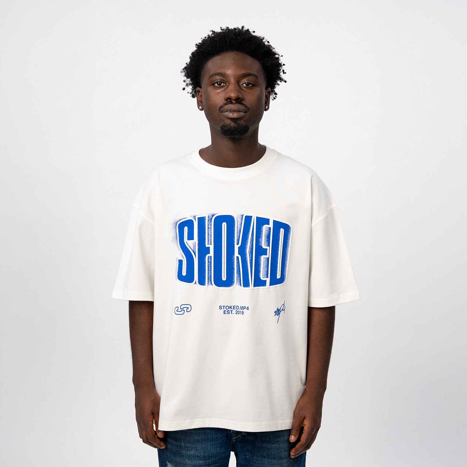 https://images.bravado.de/prod/product-assets/stoked/stoked/products/512147/web/528150/image-thumb__528150__3000x3000_original/STOKED_Basic-Shirt-White_Capsule-Collection_s512147_o5984156_a528150_v13070550.42af0c24.jpg