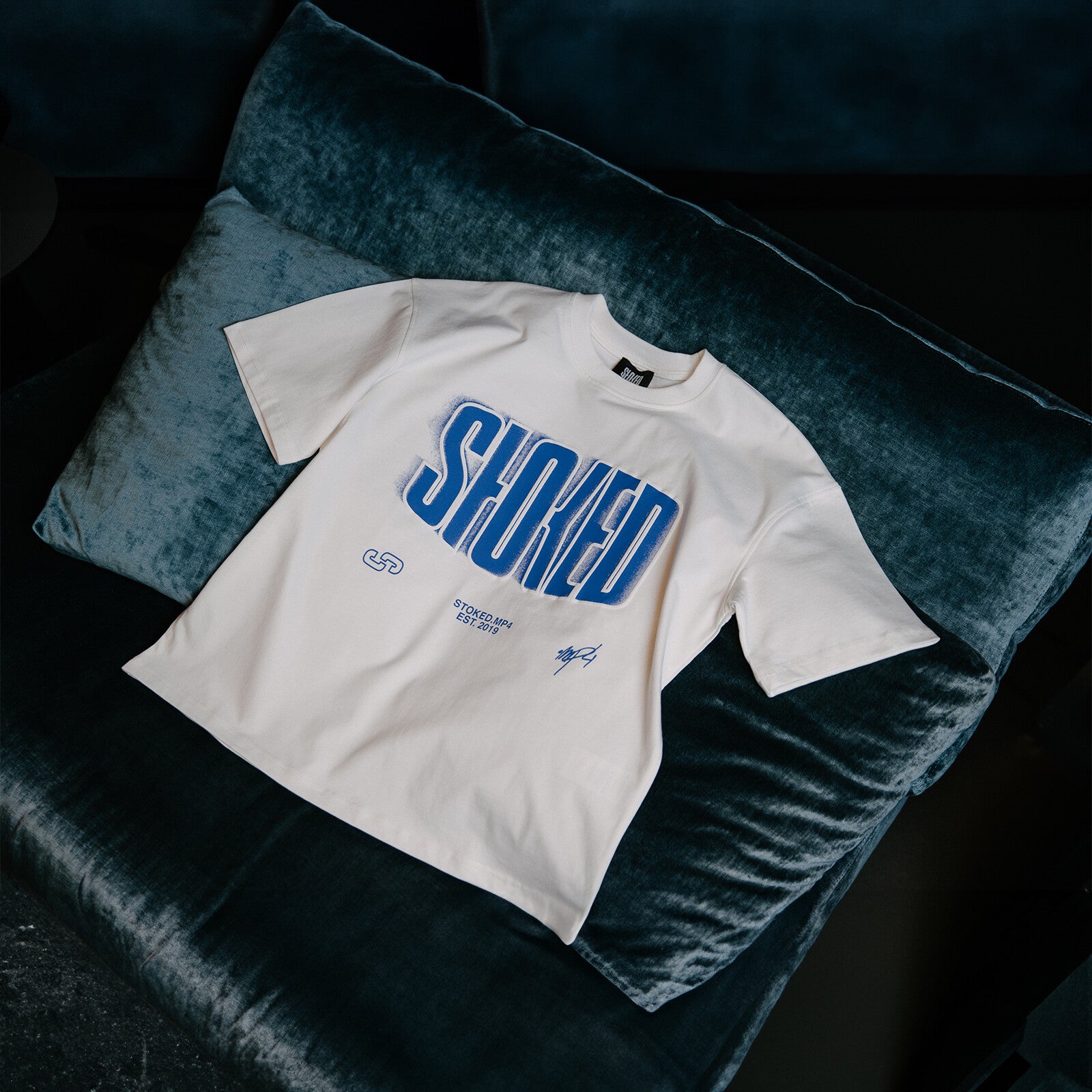 https://images.bravado.de/prod/product-assets/stoked/stoked/products/512147/web/528151/image-thumb__528151__3000x3000_original/STOKED_Basic-Shirt-White_Capsule-Collection_s512147_o5984156_a528151_v13070551.7cce73df.jpg